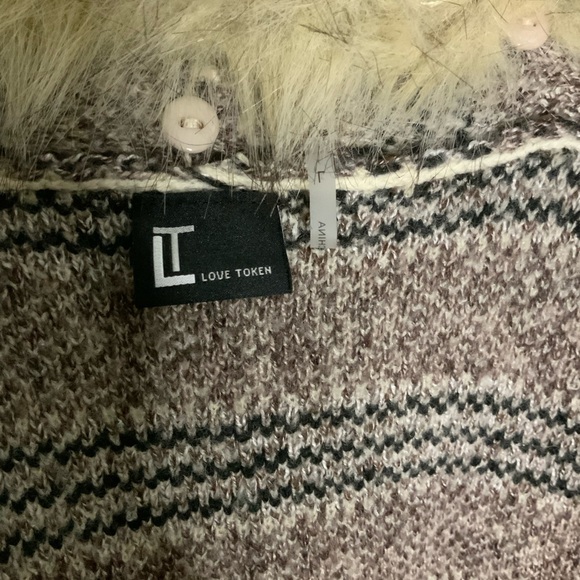 Upcycled fur collar sweater - Picture 3 of 5